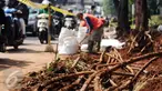 Pekerja melakukan pengerjaan peningkatan dan pelebaran jalan serta saluran di Jalan TB Simatupang Jakarta, Kamis (1/9). Tampak, kesemrawutan instalasi kabel jaringan bawah tanah di ruang utilitas Jalan TB Simatupang. (Liputan6.com/Helmi Fithriansyah)