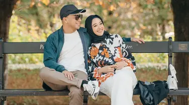 Hampir 9 tahun membina rumah tangga, Poppy Bunga dan suami selalu terlihat mesra. Bumbu romantis itu menjadi rahasia keharmonisan mereka. Salah satunya dengan berlibur bersama. Tak tanggung-tanggung, liburan mereka sampai ke benua Eropa. Bersender di bahu suami sambil menikmati kesejukkan Paris. (Liputan6.com/IG/@poppybungariphat)