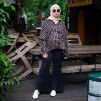 Zaskia Mecca bersama saudaranya membuka bisnis busana muslim yang diberi nama Meccanism. Tokonya kini sudah tersebar luas di Indonesia. (Foto: instagram.com/zaskiadyamecca)