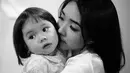 Gadis mungil yang akrab disapa Gempi kini sudah berusia dua tahun. Tak heran jika banyak hal lucu yang terjadi di masa pertumbuhannya saat ini. Sebagai ibu, Gisel pun mengaku harus lebih waspada terutama dalam menjaga ucapan. (Instagram/gisel_la)