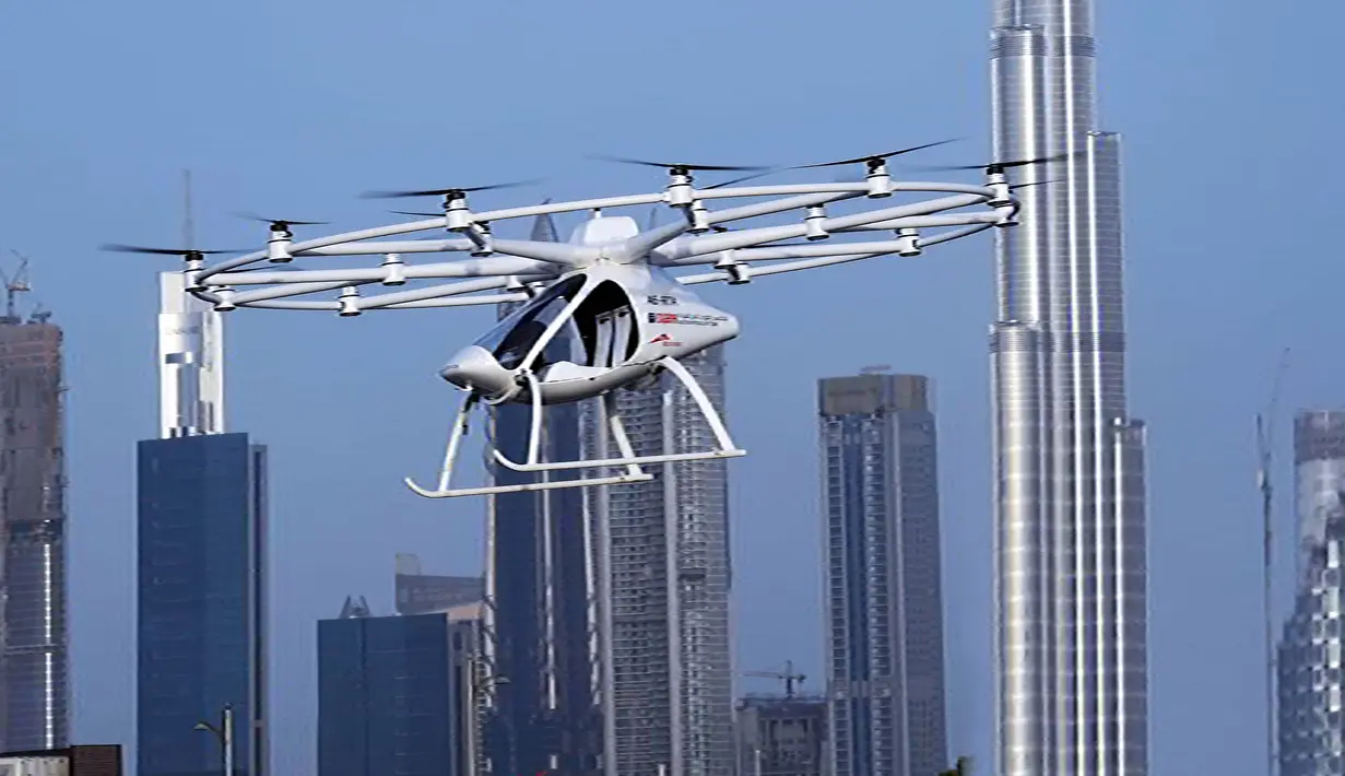 Sebuah drone yang akan dioperasikan sebagai taksi terbang dalam uji coba di Dubai, Senin (25/9). Mobil ini disebut bisa terbang dengan kecepatan 100 km/jam dan dengan kapasitas baterainya saat ini, mampu berada di udara selama 30 menit. (Handout/WAM/AFP)