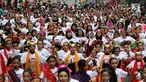Sekitar 2000 penari membawakan tarian tradisional Indonesia saat Car Free Day di Senayan, Jakarta, Minggu (13/08). Acara tersebut adalah pembukaan dari rangkaian kampanye Indonesia Is Me. (Liputan6.com/Fery Pradolo)