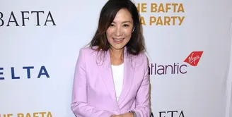 Michelle Yeoh mengenakan setelan berwarna ungu muda dari Off-White. Ini adalah momen saat ia menghadiri BAFTA Tea Party. Foto: Vogue.