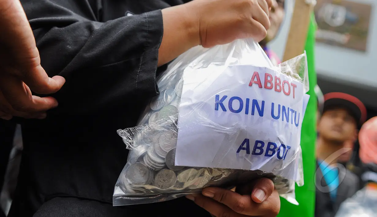 Massa Pro-Indonesia menunjukan ribuan koin untuk PM Tony Abbot di depan Gedung Kedubes Australia, Jakarta, Selasa (10/3/2015). Koin tersebut bentuk protes atas pernyataan PM Australia Tony Abbott. (Liputan6.com/Faizal Fanani) 