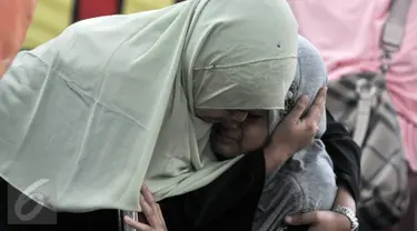 Keluarga korban menangis saat penyerahan jenazah korban KM Zahro di RS Polri, Jakarta, Selasa (3/1). Sebanyak 5 jenazah KM Zahro yang telah teridenfikasi oleh tim DVI Polri diserahkan kepada keluarga korban. (Liputan6.com/Yoppy Renato)