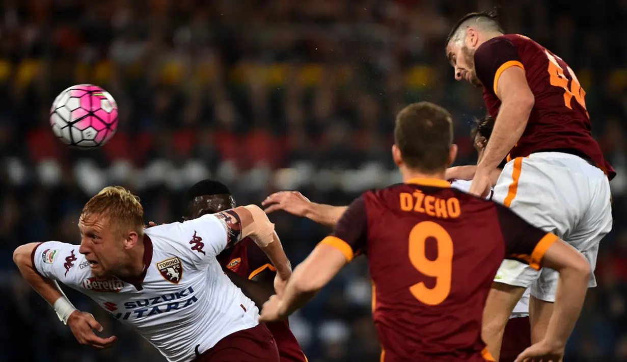 Pemain AS Roma, Kostas Manolas (kanan), saat mencetak gol pertama ke gawang Torino pada pertandingan Serie A di Stadion Olimpico, Roma, Kamis (21/4/2016) dini hari WIB. (AFP/Gabriel Bouys)