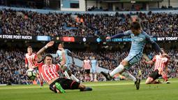 Pemain Manchester City, David Silva (kanan), melepaskan tembakan ke arah gawang Southampton dalam laga Premier League di Stadion Etihad, Manchester, Minggu (23/10/2016). (AFP/Oli Scarff)
