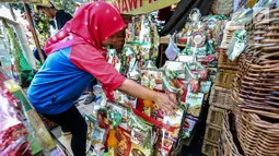 Penjual merapikan parsel yang telah selesai di hias untuk dijual dikawasan Cikini, Jakarta, Sabtu (17/6). Penjual mengaku, biasanya pemesanan parcel akan mulai membludak pada H-6 atau H-5 Lebaran. (Liputan6.com/Faizal Fanani)