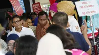 Cawagub DKI Jakarta, Sandiaga S Uno (kiri) berjalan menyusuri lorong pasar busana Blok A dan B Tanah Abang, Jakarta, Senin (26/12). Dihadapan para pedagang, Sandi mensosialisasikan beberapa program andalannya. (Liputan6.com/Helmi Fithriansyah)