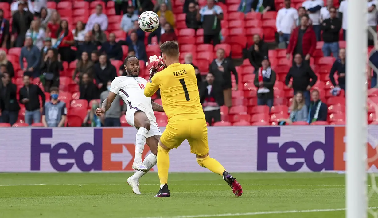 Pertandingan baru berjalan dua menit, Raheem Sterling memiliki kans untuk membawa The Three Lions unggul. Bola hasil tendangan kaki kanannya yang memanfaatkan umpan dari Luke Shaw masih bisa digagalkan Tomas Vaclik. (Foto: AP/Pool/Laurence Griffiths)