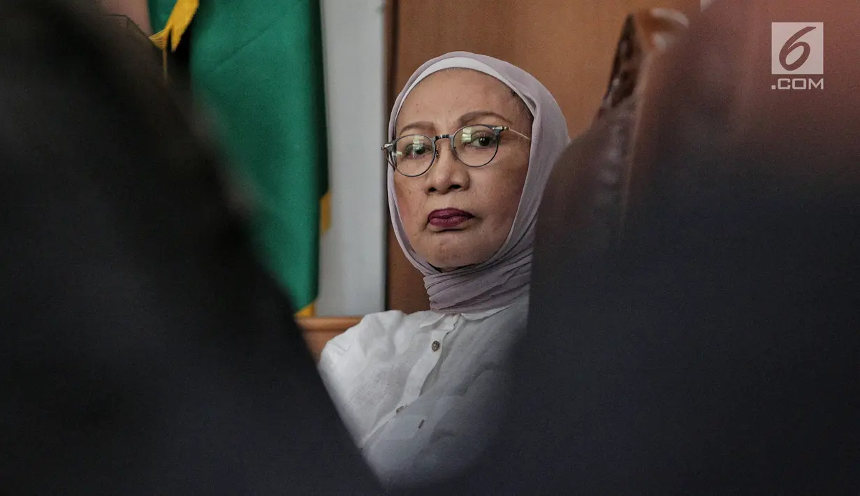 Ekspresi terdakwa kasus penyebaran berita bohong atau hoaks Ratna Sarumpaet saat mendengar kesaksian Wakil Ketua DPR Fahri Hamzah saat sidang di PN Jakarta Selatan, Selasa (7/5/2019). Ratna Sarumpaet berpendapat bahwa Fahri Hamzah konsisten membelanya. (Liputan6.com/Faizal Fanani)