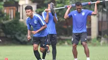 Gelandang PSIS Semarang, Fandi Eko Utomo (depan) dalam kesempatan latihan bersama timnya. (Bola.com/Vincentius Atmaja)