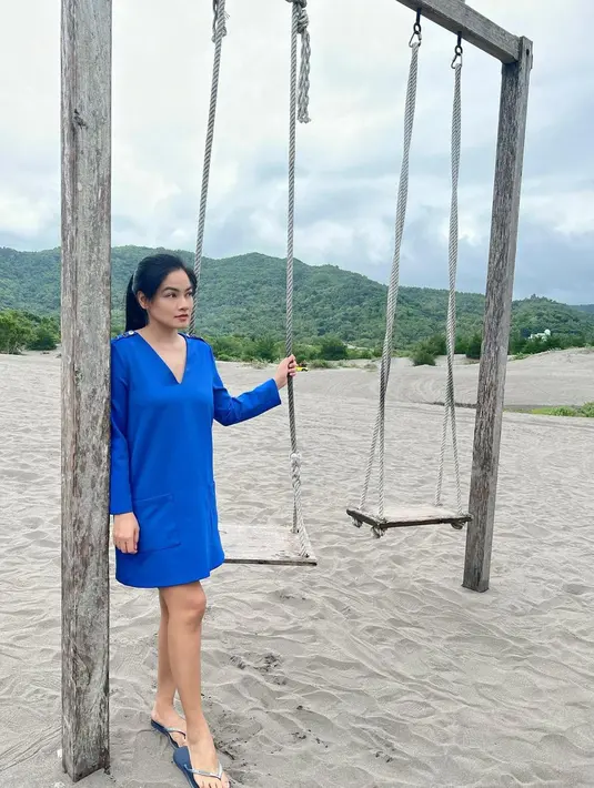 Gava Titi saat berlibur di pantai pun berhasil curi atensi hingga membuatnya banjir pujian netizen.  [Foto: IG/titi_kamall].