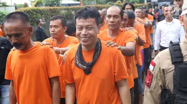 Tersangka kasus premanisme dihadirkan di Mapolres Metro Jakarta Barat, Senin (12/11). Polisi menangkap 23 pria dari dua kasus berbeda karena  tindakan perusakan, intimidasi, pengusiran, dan penguasaan lahan di Jakbar. (Liputan6.com/Immanuel Antonius)