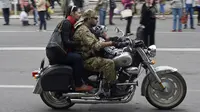 Jangan Sembarangan, Begini Cara Aman Boncengan di Sepeda Motor 