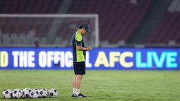 Pelatih Timnas Indonesia, Shin Tae-yong sedang mencatat saat sesi latihan resmi menjelang laga lanjutan putaran Grup C Kualifikasi Piala Dunia 2026 melawan Jepang di Stadion Utama Gelora Bung Karno (SUGBK), Senayan, Jakarta, Kamis (14/11/2024). (Bola.com/Bagaskara Lazuardi)