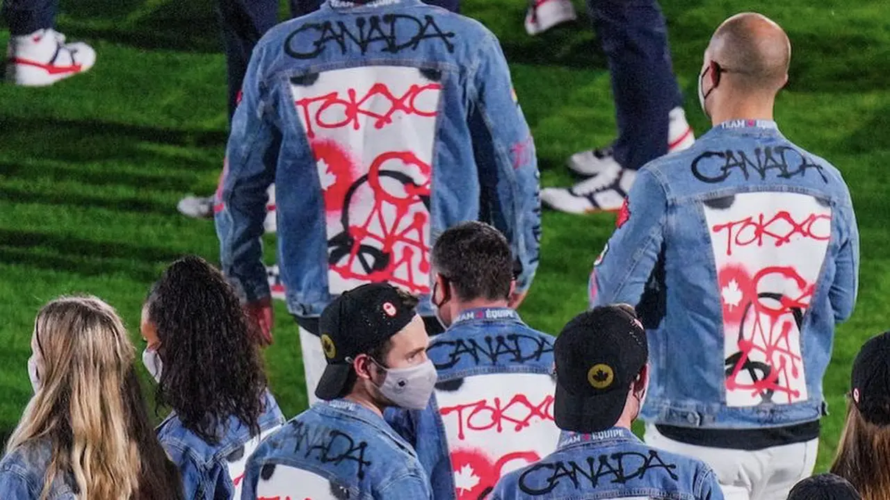 Atlet Kanada kenakan jaket denim saat penutupan Olimpiade Tokyo 2020