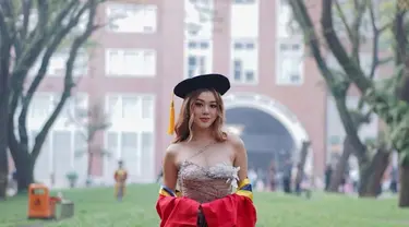 Pada hari Kamis (16/5), Gabriella tampil cantik dan mempesona dengan kebaya elegan dan rambut terurai saat menghadiri acara wisuda. Pemain serial film Geez & Ann the Series ini berhasil lulus 3,5 tahun di Universitas Pelita Harapan. (Liputan6.com/IG/@gabriellaekaputri)