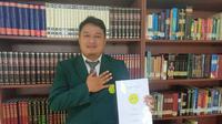 Ekspresi mantan pelatih fisik PSIS Semarang, Budi Kurnia usai berhasil menyelesaikan ujian tesis S2 di Universitas Negeri Jakarta (UNJ). (Dok Budi Kurnia)