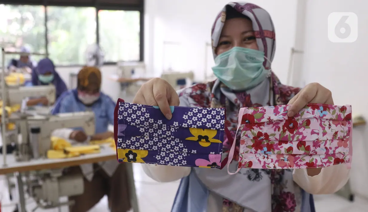 Seorang ibu memperlihatkan masker dari bahan kain yang diproduksi di Balai Latihan Kerja (BLK) Larangan, Tangerang, Senin (6/4/2020). Pemkot Tangerang memproduksi sendiri masker kain untuk didistribusikan ke wilayah Tangerang guna mencegah penyebaran virus corona Covid-19 (Liputan6.com/Angga Yuniar)