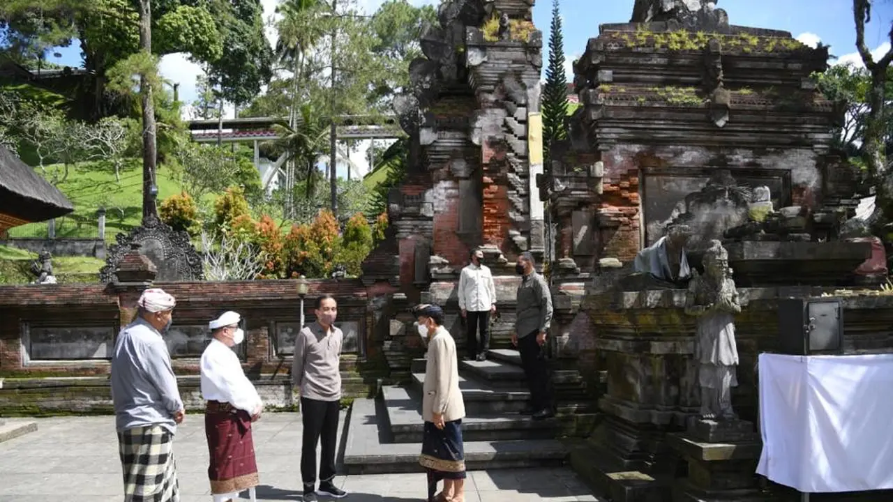 Presiden Jokowi mengunjungi cagar budaya Pura Tirta Empul Kabupaten Gianyar, Provinsi Bali, Jumat (6/5/2022). (Foto: Biro Pers Sekretariat Presiden)