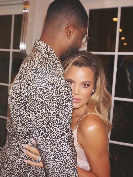 "Khloe Kardashian pun menelpon mereka untuk menanyakan hal-hal kecil yang ia miliki. Khloe benar-benar mengandalkan mereka mengenai kehamilan," lanjut sumber tersebut. (instagram/khloekardashian)
