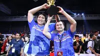 Pelatih Pelita Jaya Jakarta, Johannis Winar (kanan), merayakan keberhasilan timnya menjuarai IBL 2017, Minggu (7/5/2017). (IBL)