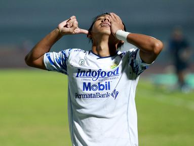 Beckham Nugraha Putra merupakan gelandang muda Persib Bandung yang penuh talenta di BRI Liga 1 2021/2022. Dirinya bahkan mampu melesatkan gol di umurnya yang masih 19 tahun 10 bulan 20 hari saat melawan Bali United. (Bola.com/M. Iqbal Ichsan)