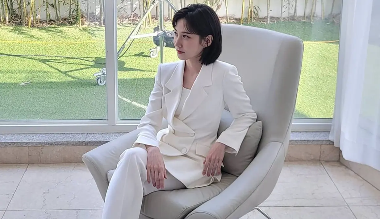 Melalui akun Instagram, wanita kelahiran 4 September 1992 ini juga kerap mengunggah berbagai kegiatannya. Bahkan, penampilan Eun Bin dengan busana formalnya ini juga tak lepas dari sorotan. (Liputan6.com/IG/@eunbining0904)