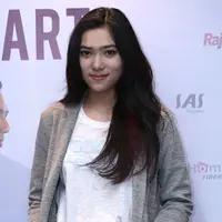 Selain Isyana Sarasvati, deretan selebriti Indonesia seperti Ben Kasyafani, Indy Barends, dan Tompi turut menghadiri konser Rio Febrian. (Galih W. Satria/Bintang.com)