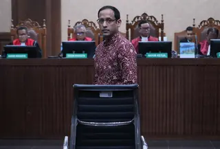 Mantan Menteri Pendidikan, Kebudayaan, Riset, dan Teknologi (Mendikbudristek), Nadiem Anwar Makarim, yang juga salah satu pendiri platform pembayaran dan perusahaan transportasi daring di Indonesia, bersiap mengikuti persidangan di Pengadilan Tindak Pidana Korupsi Jakarta, Rabu 13 Mei 2026. (AP Photo/Tatan Syuflana)