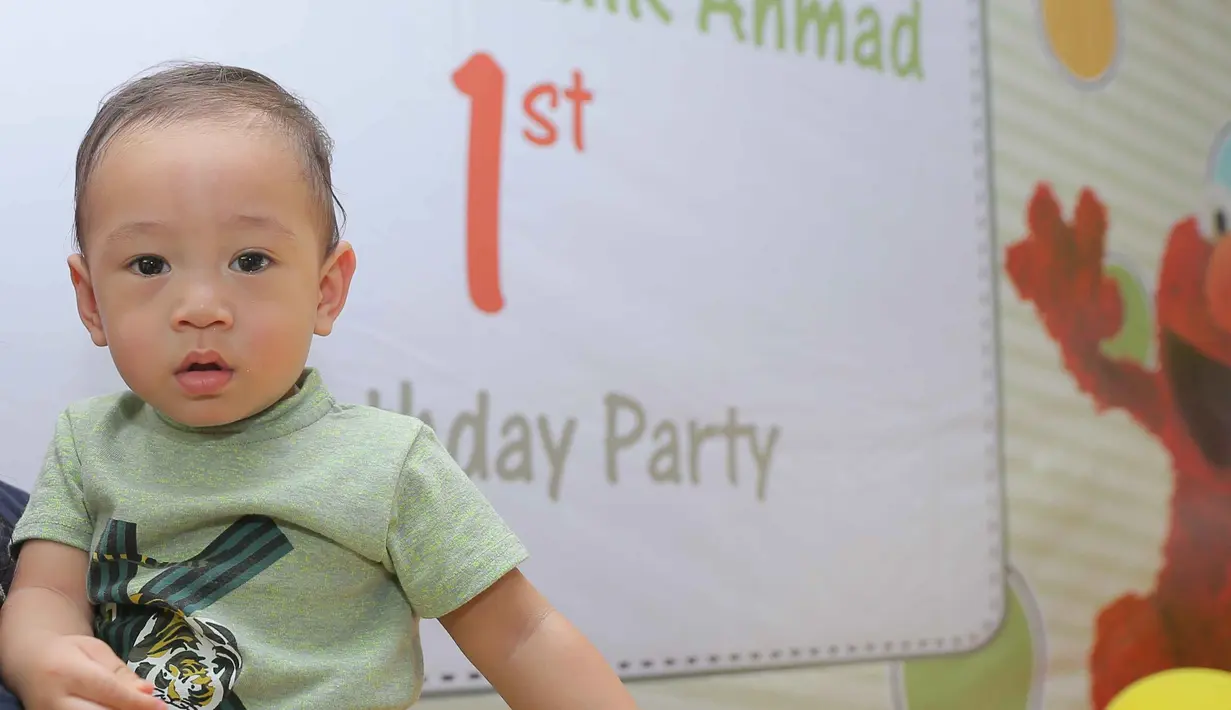 Perayaan pertama digelar malam hari tepat tanggal lahirnya. Dini hari, Raffi dan Gigi membangunkan Rafathar untuk meniup lilin sebagai tradisi ulang tahunnya.(dok. Instagram)