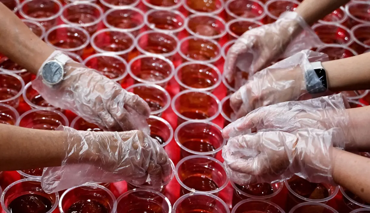 Mereka menyiapkan makanan dan minuman untuk berbuka puasa bagi warga sekitar dan lainnya yang membutuhkan. (Adek BERRY/AFP)