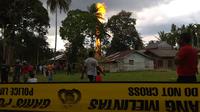 Warga berkumpul melihat kebakaran yang melanda pengeboran sumur minyak ilegal yang dikelola masyarakat di Peureulak, Provinsi Aceh, Rabu (25/4). Sumur minyak yang meledak ini diduga milik warga setempat bernama Nazaruddin. (ILYAS ISMAIL/AFP)