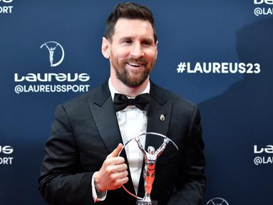 Luar biasa Lionel Messi. Pesepak bola Argentina yang kini bermain bersama PSG ini baru saja dianugerahi penghargaan Olahragawan Terbaik Laureus  Awards 2023 dalam acara seremoni yang digelar di Prancis, Selasa (9/5/2023) dini hari WIB.  Tidak tanggung-tanggung, La Pulga meraihnya sekaligus dalam dua kategori, individu dan tim, yang menjadi rekor karena menjadi atlet pertama yang melakukannya sejak Laureus Awards pertama kali digelar pada tahun 2000. (AFP/Julien De Rosa)