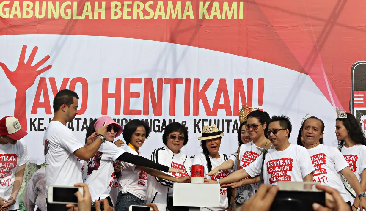 Menteri Lingkungan Hidup dan Kehutanan Siti Nurbaya (tengah) bersama sejumlah aktivis lingkungan meresmikan peluncuran aplikasi Gakkum Lingkungan dan Kehutanan di kawasan Bundaran HI, Jakarta, (20/12). (Liputan6.com/Immanuel Antonius)