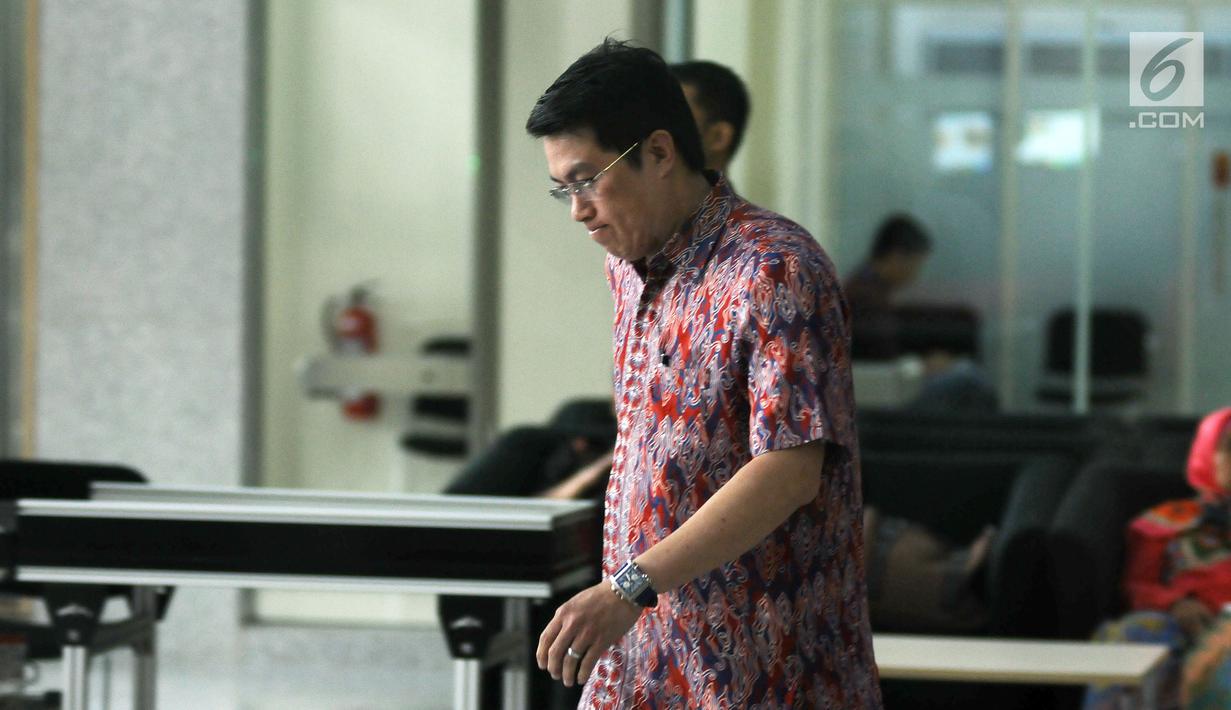 Dedi Prijono berjalan keluar gedung KPK usai menjalani pemeriksaan, Jakarta, Kamis (12/10). Dedi Prijono diperiksa sebagai saksi bagi tersangka dugaan korupsi e-KTP, Anang Sugiana Sudiharjo. (Liputan6.com/Helmi Fithriansyah)