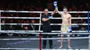 Petarung Malaysia, Ammarul Shafiq, menang atas petarung Indonesia, Serieal Effendy pada pertandingan Byon Combat Showbiz Vol. 6 di Tennis Indoor Senayan, Jakarta, Sabtu (22/10/2025). (Bola.com/M Iqbal Ichsan)