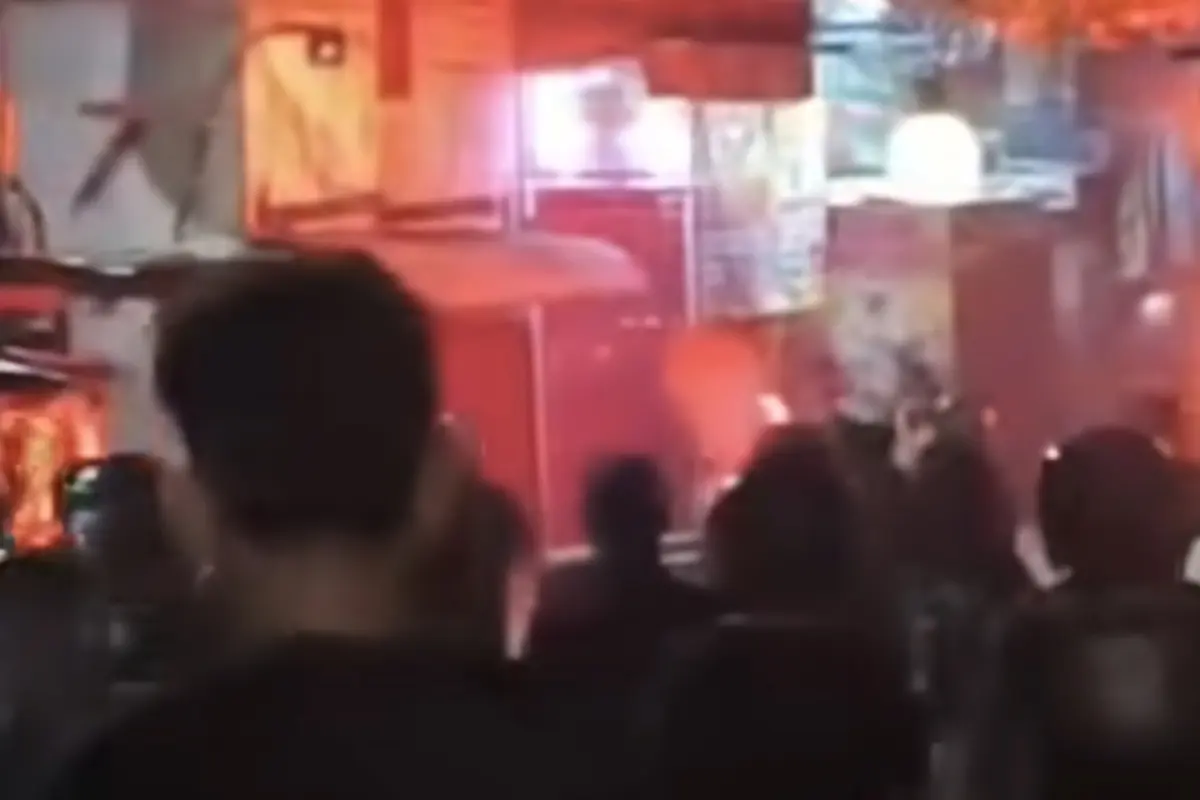 Tawuran antarwarga kembali pecah di kawasan Petamburan, Tanah Abang, Jakarta Pusat, pada Jumat (17/4/2026) malam. (Dok. Istimewa)