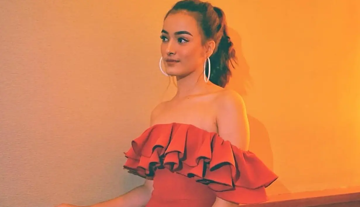 Pakai gaun panjang off shoulder warna merah, aura Mawar Eva begitu terpancar. Rambutnya diikat sederhana memperlihatkan leher panjangnya, bintang film SIN ini bajir pujian. (Liputan6.com/IG/@mawar_eva)