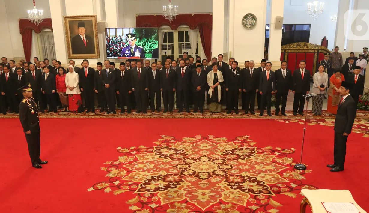 Suasana saat Presiden Joko Widodo atau Jokowi (kanan) memimpin upacara pelantikan Komjen Pol Idham Azis (kiri) sebagai Kapolri di Istana Negara, Jakarta, Jumat (1/11/2019). Idham Azis dilantik menjadi Kapolri menggantikan Tito Karnavian yang diangkat menjadi Mendagri. (Liputan6.com/Angga Yuniar)