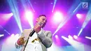 Penampilan vokalis Jikustik, Pongky Bharata saat menggelar ‘Konser Jikustik Reunian’ di Balai Sarbini, Jakarta, Jumat (19/7/2019) malam. Band asal Yogyakarta yang terbentuk pada 1996 tersebut membawakan sekitar 20 lagu hit mereka. (Fimela.com/Bambang E. Ros)