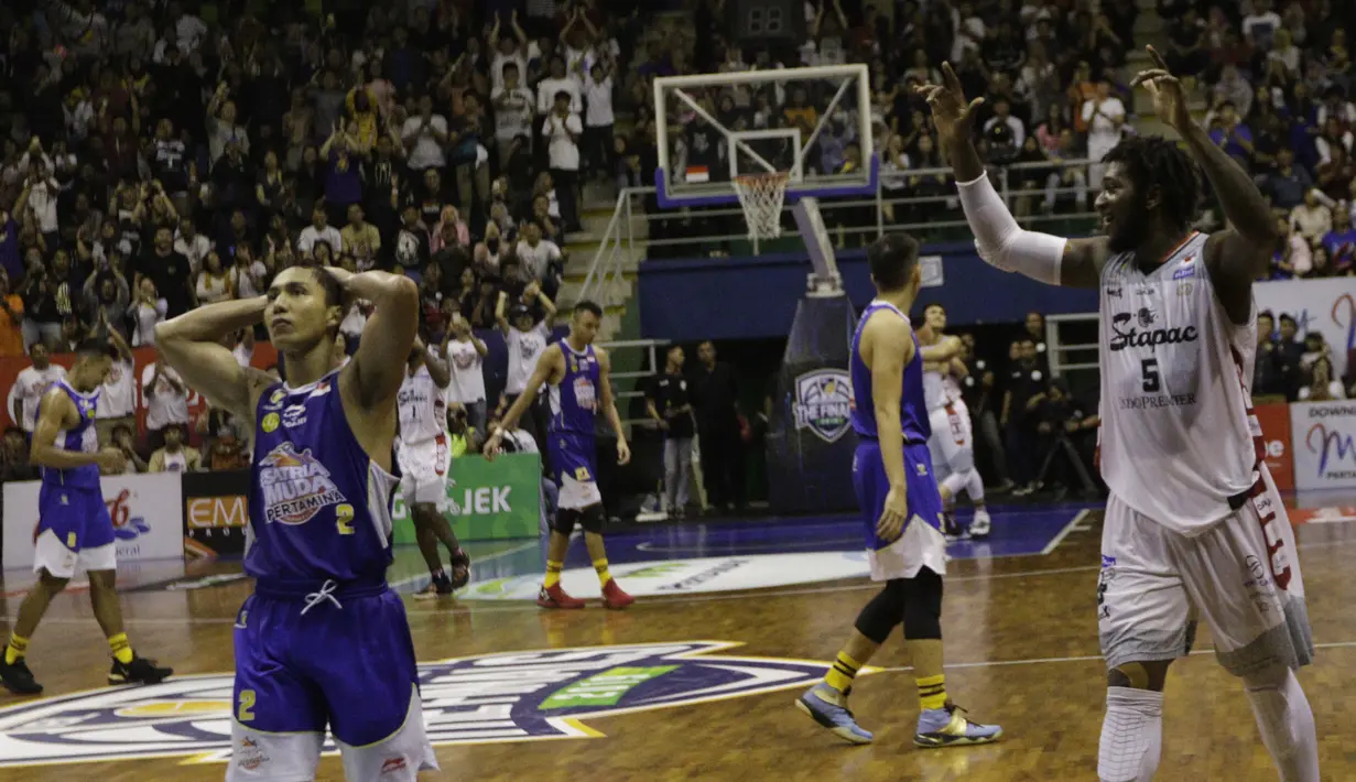 Pebasket Satria Muda Jakarta, Hardianus, tampak kecewa usai ditaklukkan Stapac Jakarta pada laga final IBL 2019  di C-Tra Arena, Bandung, Sabtu (23/3). Stapac menang 74-56 atas Satria Muda. (Bola.com/M Iqbal Ichsan)