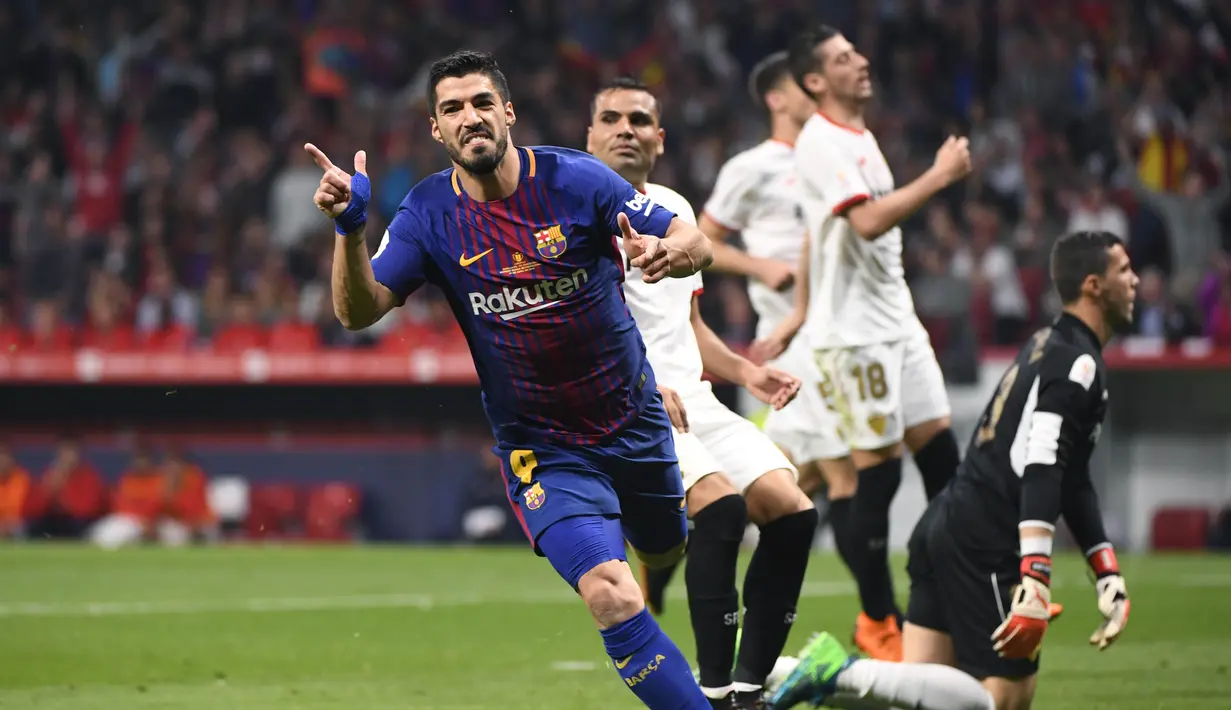 Striker Barcelona, Luis Suarez, melakukan selebrasi usai membobol gawang Sevilla pada laga final Copa del Rey di stadion Wanda Metropolitano, Madrid, Minggu (22/4/2018). Barcelona menang 5-0 atas Sevilla. (AFP/Pierre-Philippe Marcou)