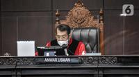 Ketua Majelis Hakim Mahkamah Konstitusi (MK) Anwar Usman membacakan putusan saat sidang uji materi Undang-Undang Nomor 35 Tahun 2009 tentang Narkotika terhadap UUD 1945 atau legalisasi ganja untuk medis di Gedung Mahkamah Konstitusi, Jakarta, Rabu (20/7/2022). MK menolak uji materi UU Narkotika terhadap UUD 1945 terkait penggunaan ganja medis untuk kesehatan dan menilai materi yang diuji adalah kewenangan DPR dan pemerintah. (merdeka.com/Iqbal S. Nugroho)