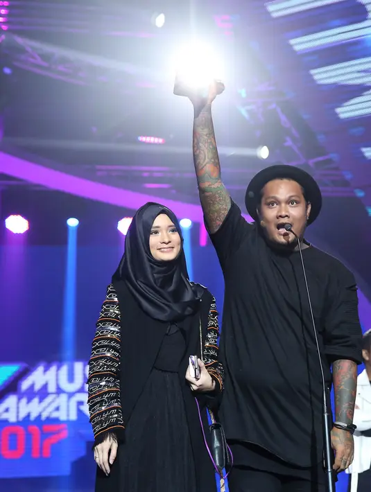 "Ini piala pertama. Gue terimakasih sama SCTV, yang support Last Child dan gue. Akhirnya tahun ini gue dapat kepercayaan dapat tropi ini," ucapnya Virgoun di atas panggung saat menerima piala kemenangan tersebut. (Bambang E.Ros/Bintang.com)