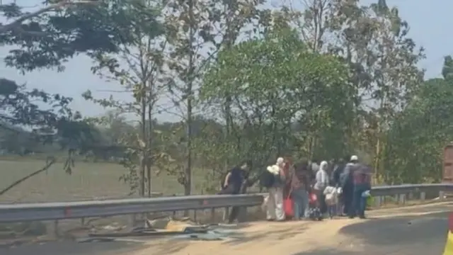 Kecelakaan bus dan truk di tol cipali km 176. (tangkapan layar video).