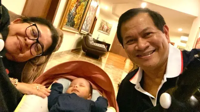 6 Momen Seskab Pramono Anung Momong Cucu, Bikin Gemas
