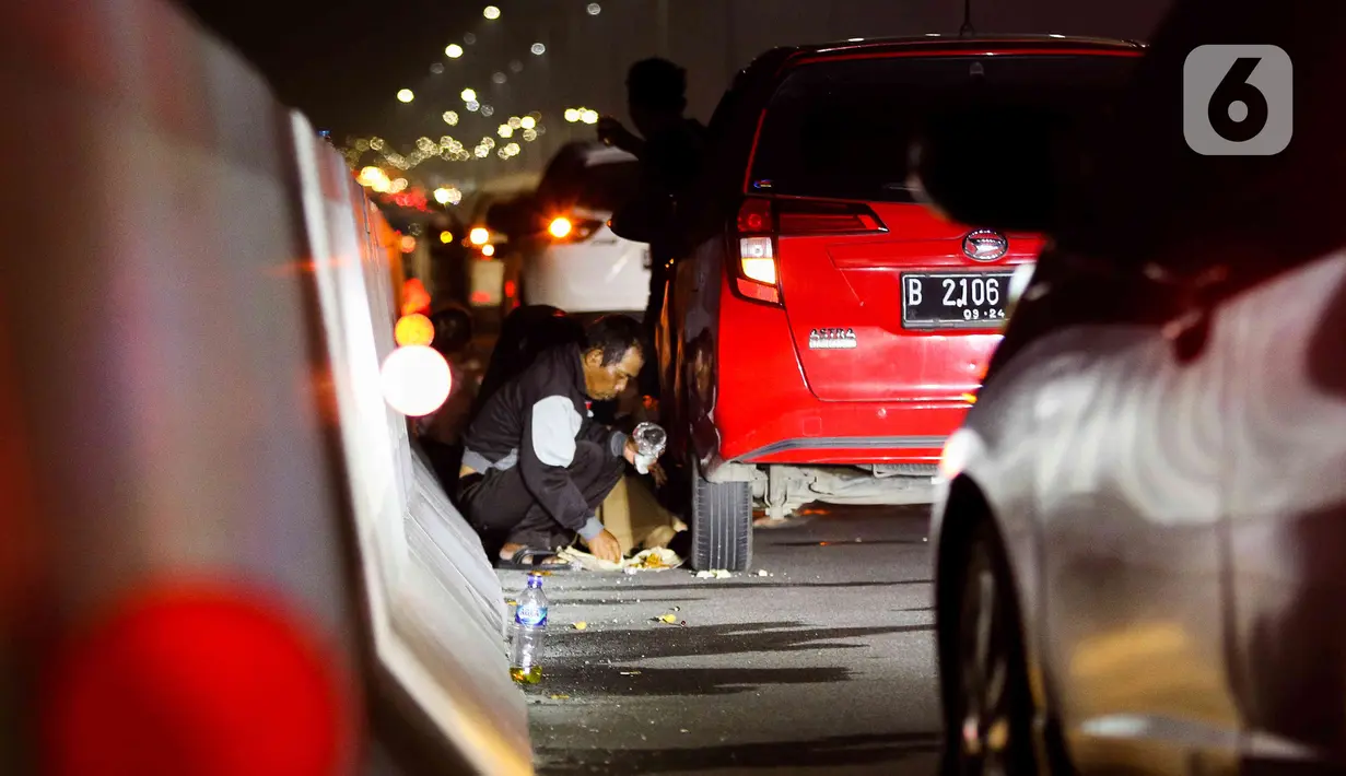 Sejatinya, pemudik diimbau agar tak berhenti di bahu jalan untuk beristirahat. (Liputan6.com/Herman Zakharia)