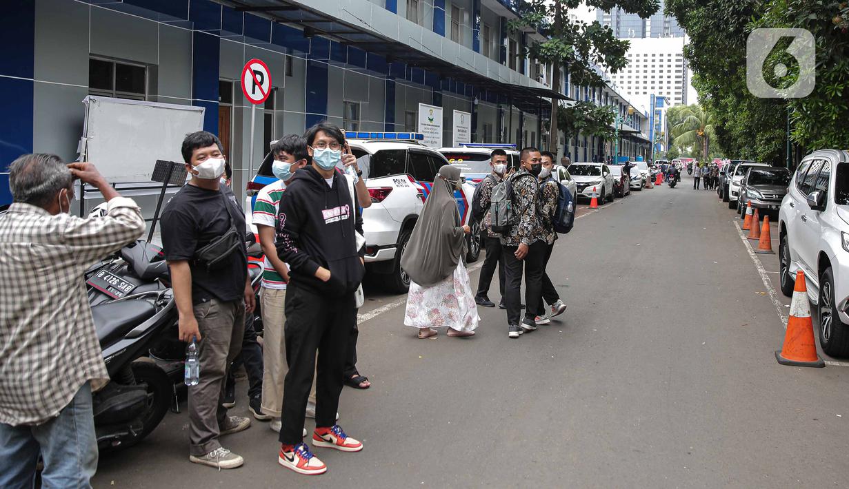 Warga berhamburan usai terjadi gempa di kawasan Polda Metro Jaya, Jakarta, Jumat (14/1/2022). Sumber gempa berasal dari daerah Sumur, Banten. (Liputan6.com/Faizal Fanani)